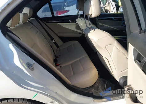 2013 Mercedes-Benz C 350 Sport z USA, uszkodzony, nr VIN WDDGF5HB0DA774982